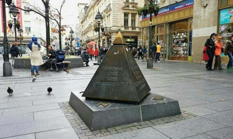 Piramida nasred ulice Knez Mihailove: Večna enigma