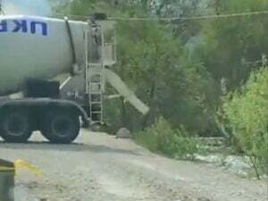 Za verovali ili ne! Firma ostatke cementa istovara direktno u reku Rašku