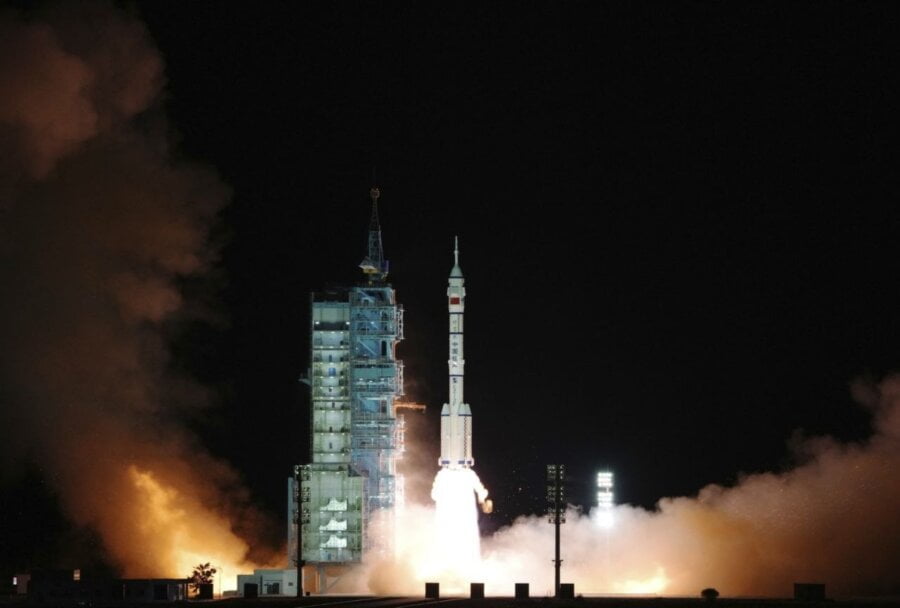 Kina danas lansira u svemir letelicu sa tri člana posade