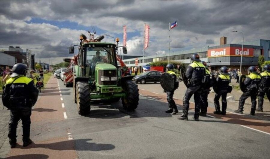 Holandska policija zapucala na dečaka koji je vozio traktor (VIDEO)