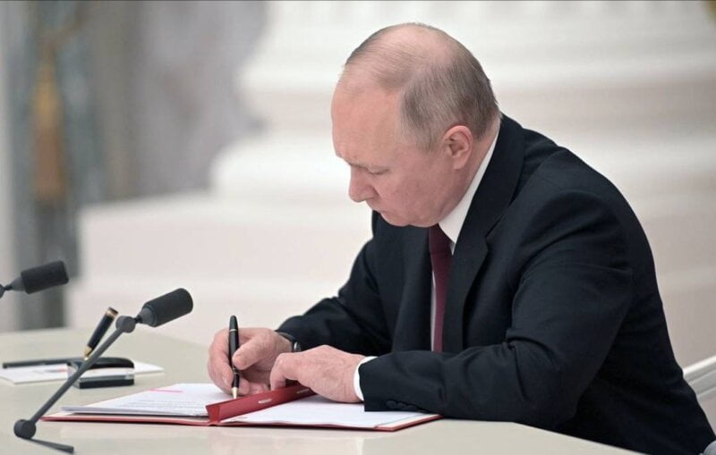 Putin potpisao ukaz kojim je olakšao Ukrajincima put do ruskog pasoša