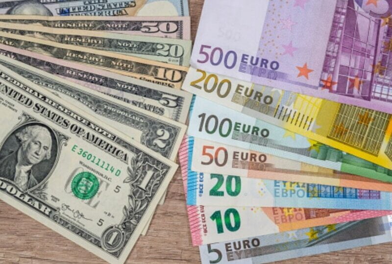Slabi dolar nadjačao još slabiji evro