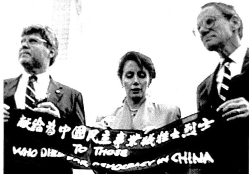 Pelosi prkosila Pekingu i pre trideset i jednu godinu na trgu Tjenanmen