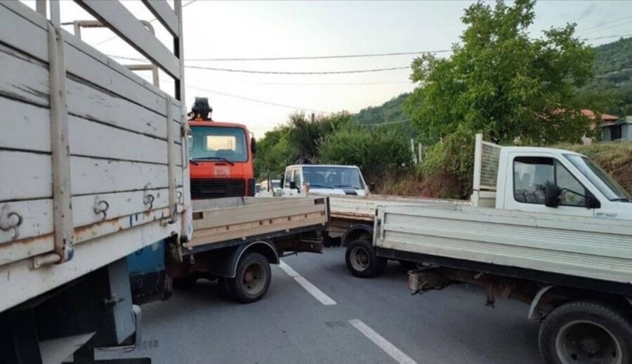 Srbi na barikadama i ne odustaju! Kamioni sa šljunkom kod Jarinja