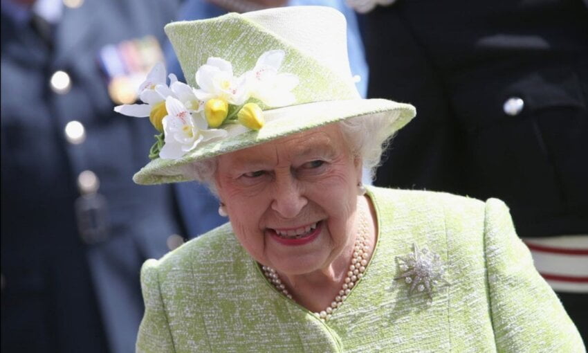 Velika Britanija osluškuje zašto kraljica Elizabeta Druga neće moći da otputuje iz Škotske