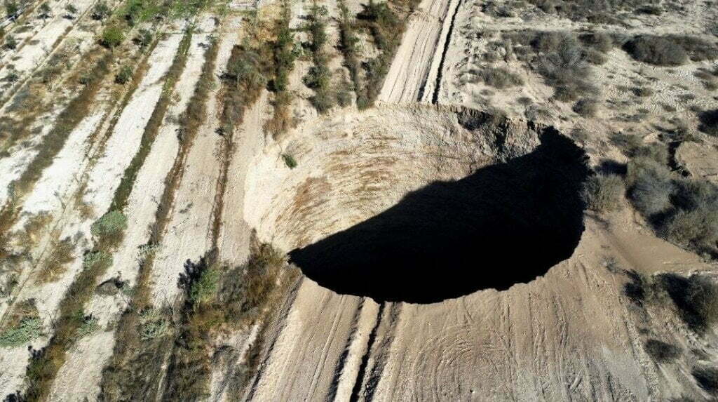 Čileanske vlasti istražuju misterioznu veliku vrtaču u blizini rudnika bakra