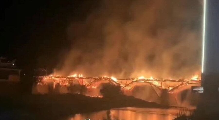Požar zahvatio drveni most u Kini star 900 godina