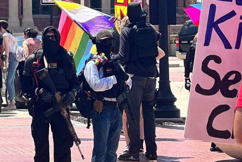 Novo normalno Antifa sa oružjem obezbeđivala Trans šou