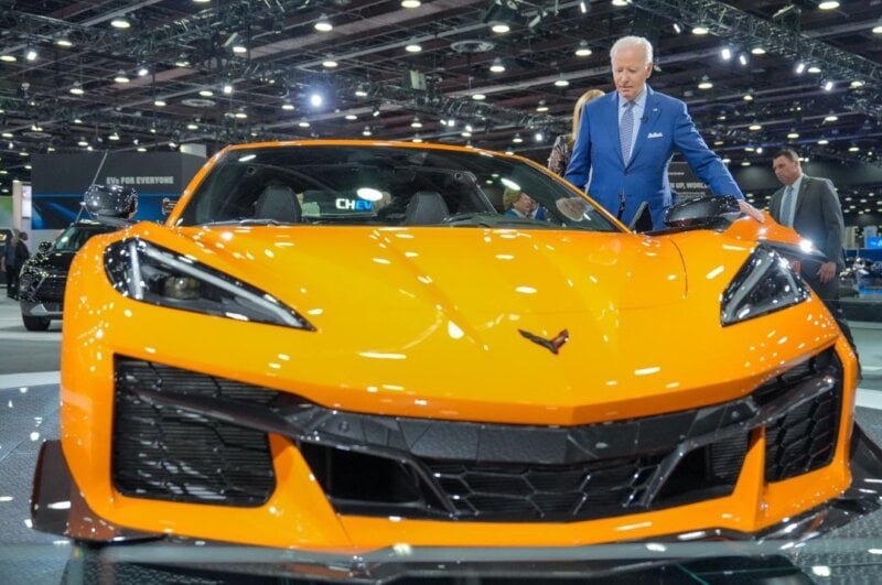 Bajden nepovezano luta na sajmu automobila