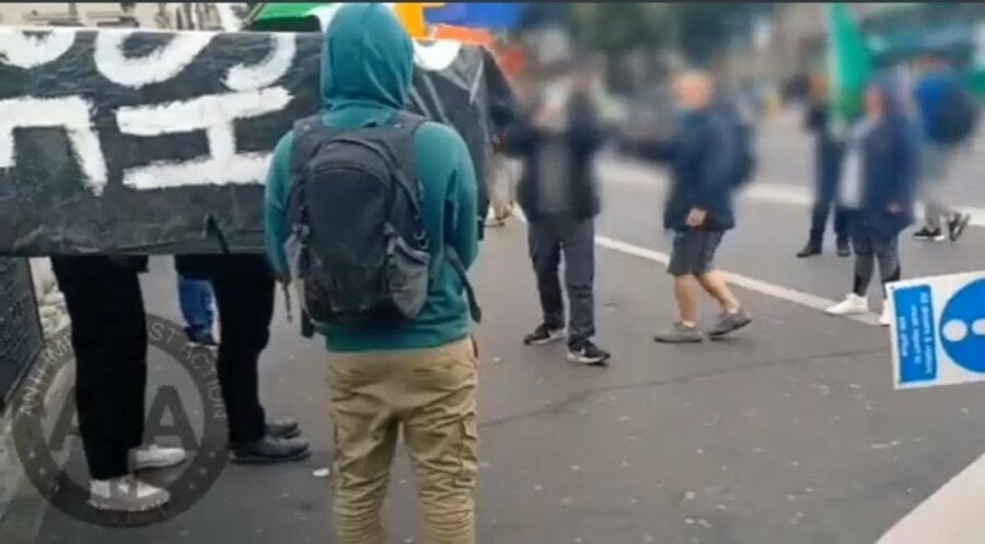 irska-demonstranti-koji-se-protive-monarhiji