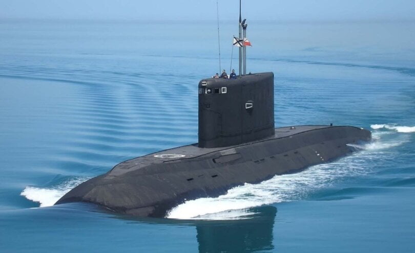 Ruska podmornica Novorosijsk viđena kod obale Francuske