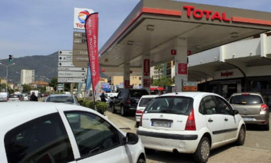 Zbog štrajka radnika na pumpama u Francuskoj kilometarske kolone