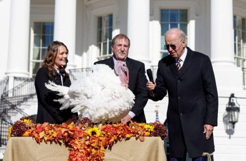 Bajden u prazničnom raspoloženju priča sa ćurkama