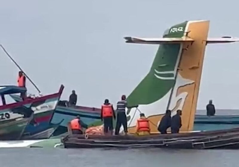 Iz aviona koji se srušio u jezero Viktorija izvučeno 26 ljudi