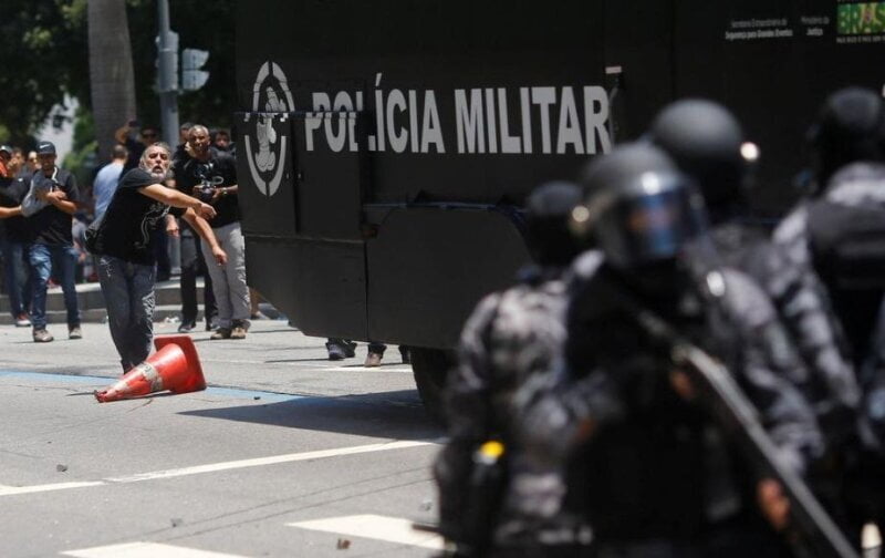 Demonstranti kampuju ispred brazilskih vojnih baza