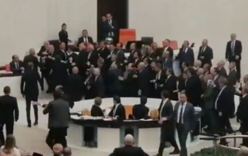 Masovna tuča u turskom parlamentu - Poslanik hitno prebačen u bolnicu