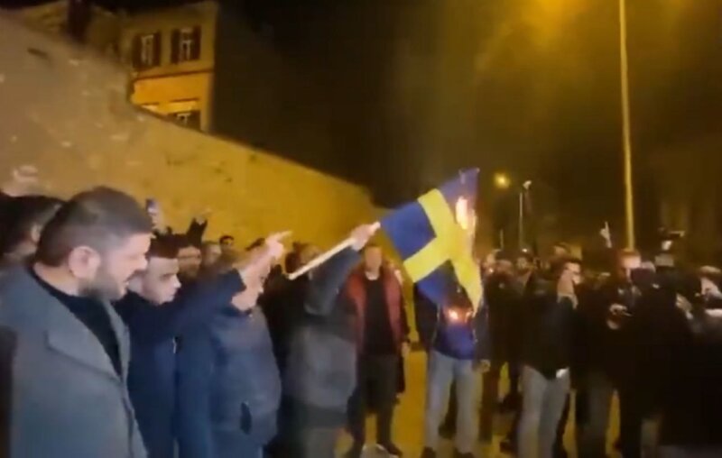 Turski aktivisti zapalili švedsku zastavu