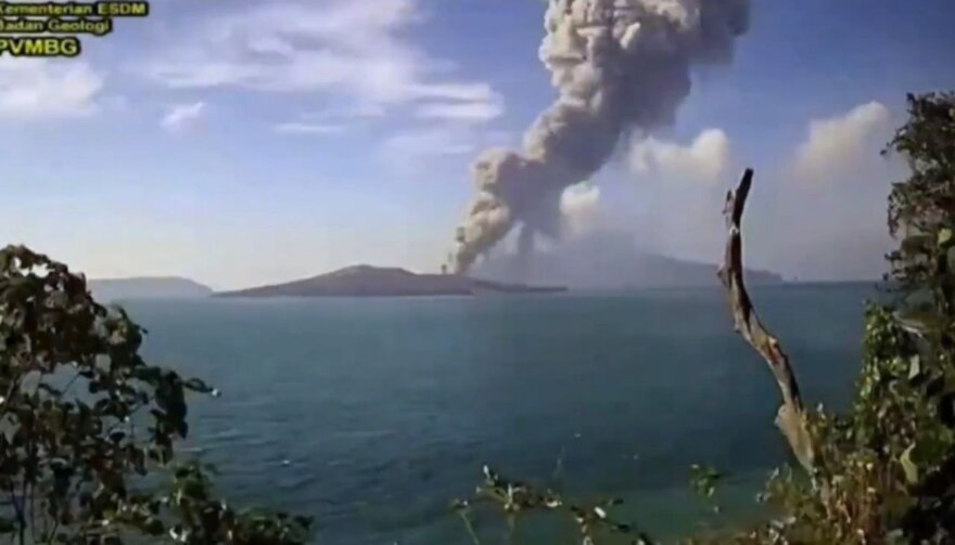Anak Krakatau ostrvo prekriveno dimom nakon erupcije vulkana