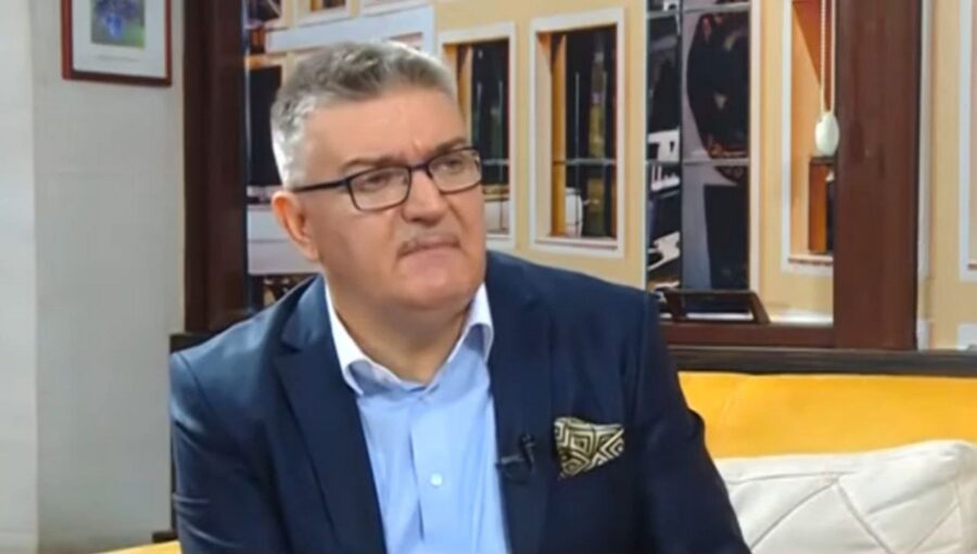 Dok hrvatski ambasador protestuje tapšu ga po ramenu